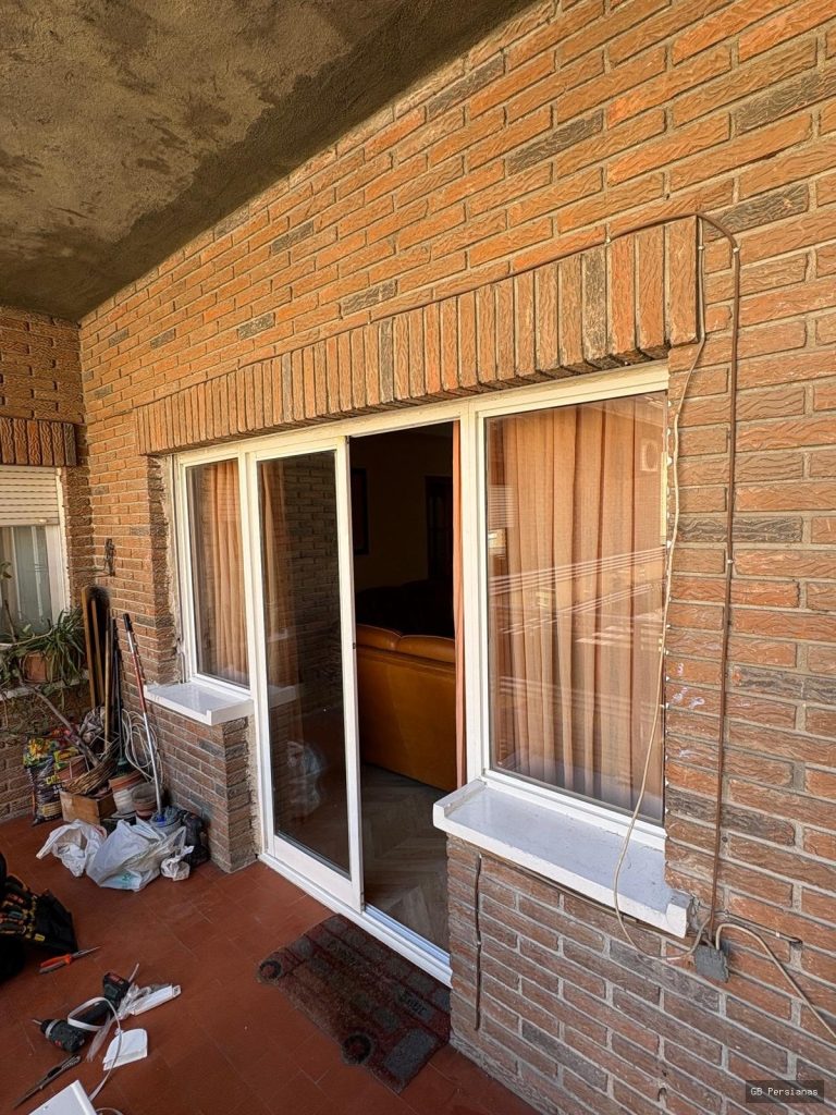 Antes - Persiana dañada antes de reparación